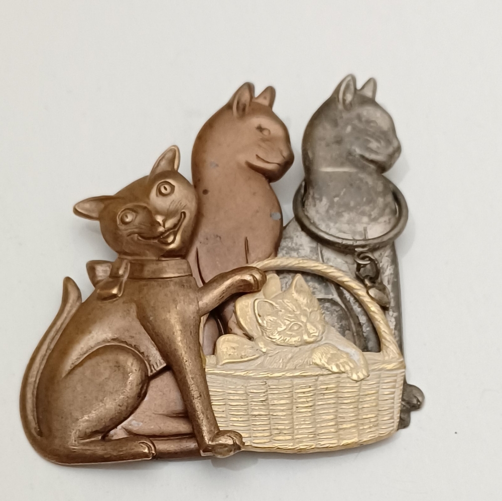 VINTAGE MIXED METALS CATS BROOCH